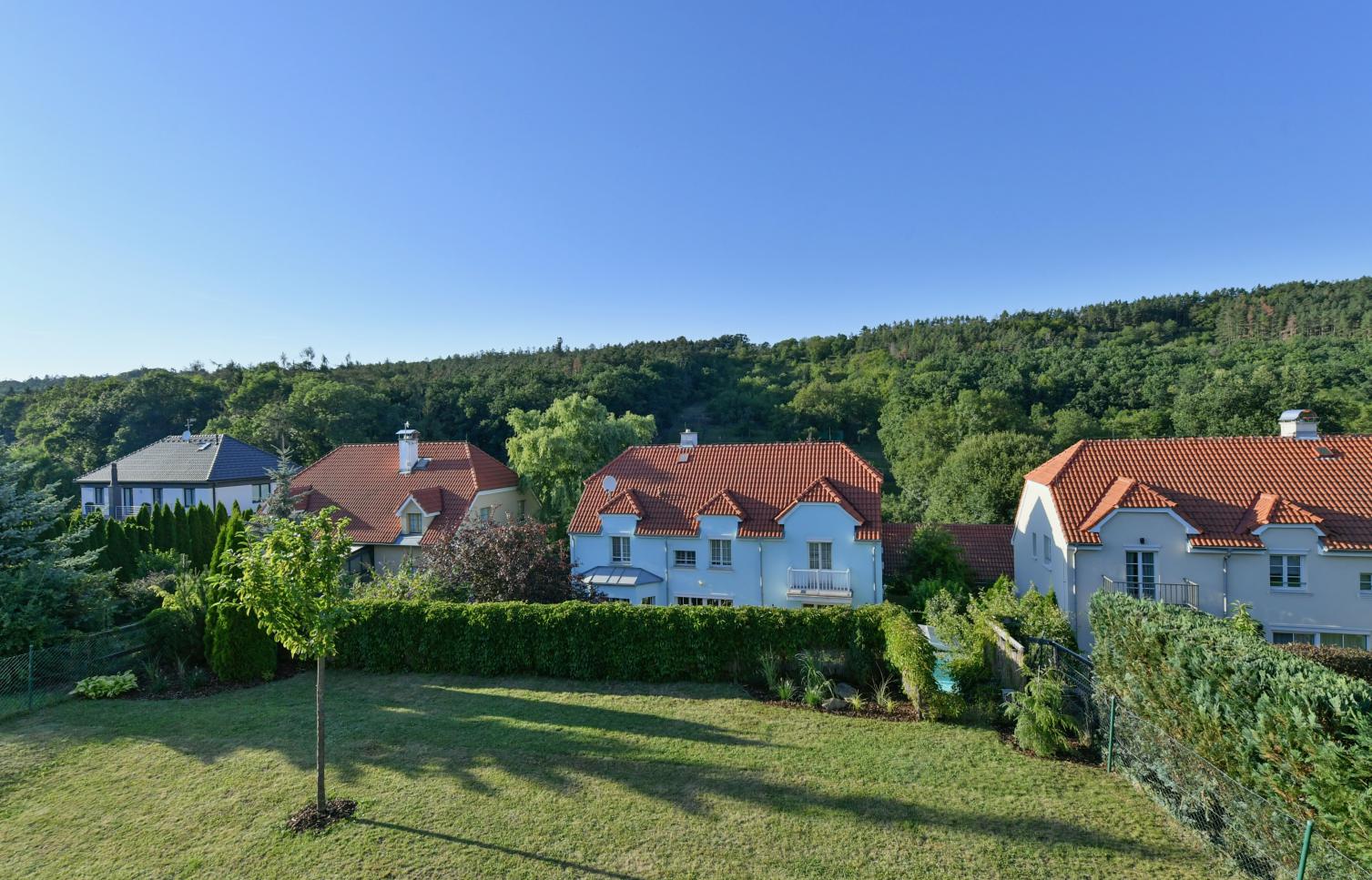 DŮM K PRONÁJMU, ul. Na Malé Šárce, Praha-Nebušice