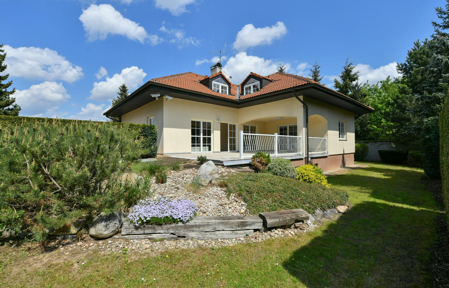 HOUSE FOR RENT, ul. Javorová, Průhonice
